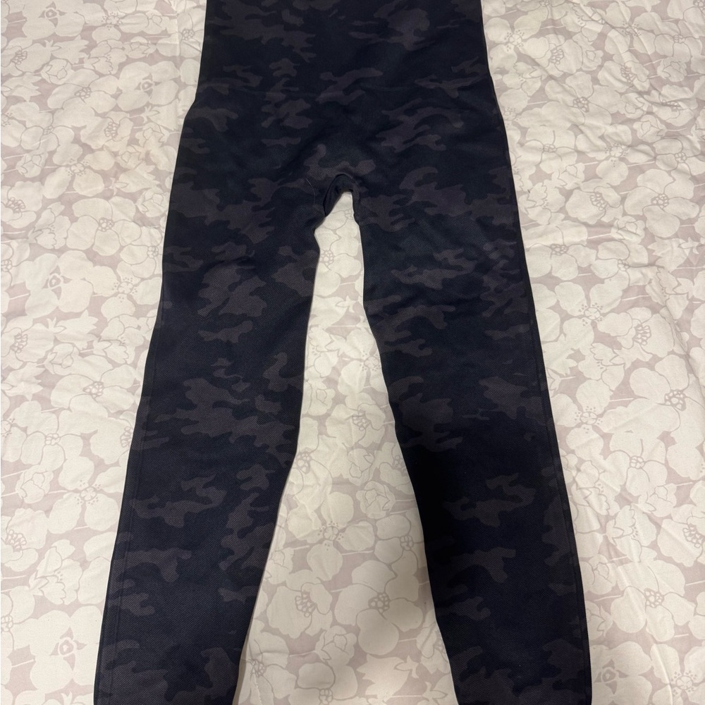 SPANX Camouflage Leggings NWOT size Medium
